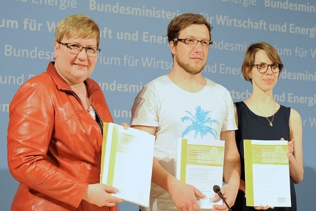 Ostbeauftragte Iris Gleicke mit den Autoren der Studie © BMWi/Susanne Eriksson Ostbeauftragte Iris Gleicke mit Michael Lühmann und Marika Przybilla-Voß, Institut für Demokratieforschung (v.l.n.r.) © BMWi/Susanne Eriksson