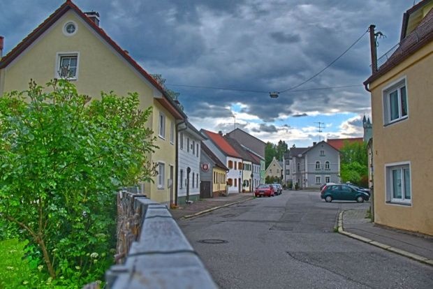Blick auf eine Dorfstraße Lizenz: cc by-sa/3.0/ (Richard Huber via »Wikimedia Commons«)