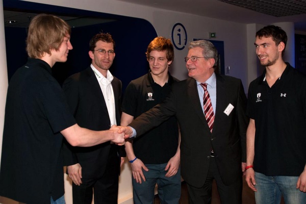 Bundespräsident Gauck mit mehreren jungen Männern