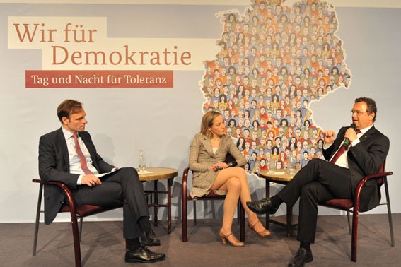 Bundesfamilienministerin Kristina Schröder und Bundesinnenminister Hans–Peter Friedrich bei der Podiumsdiskussion