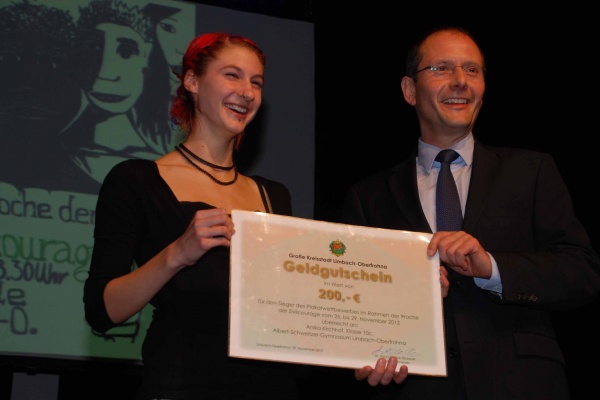 Der sächsische Innenminister Markus Ulbig überreicht Preis für Zivilcourage in Limbach-Oberfrohna