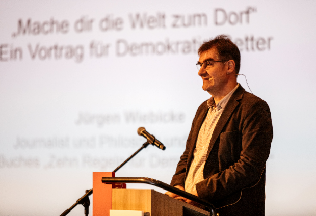 Jürgen Wiebicke stellt den Programmakteuren von "Zusammenhalt durch Teilhabe" auf der Fachtagung NAH DRAN seine Thesen vor