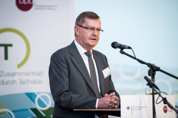 Wolfgang Remer, Präsident des Landessportbundes Mecklenburg-Vorpommern e.V., spricht zu den Teilnehmenden
